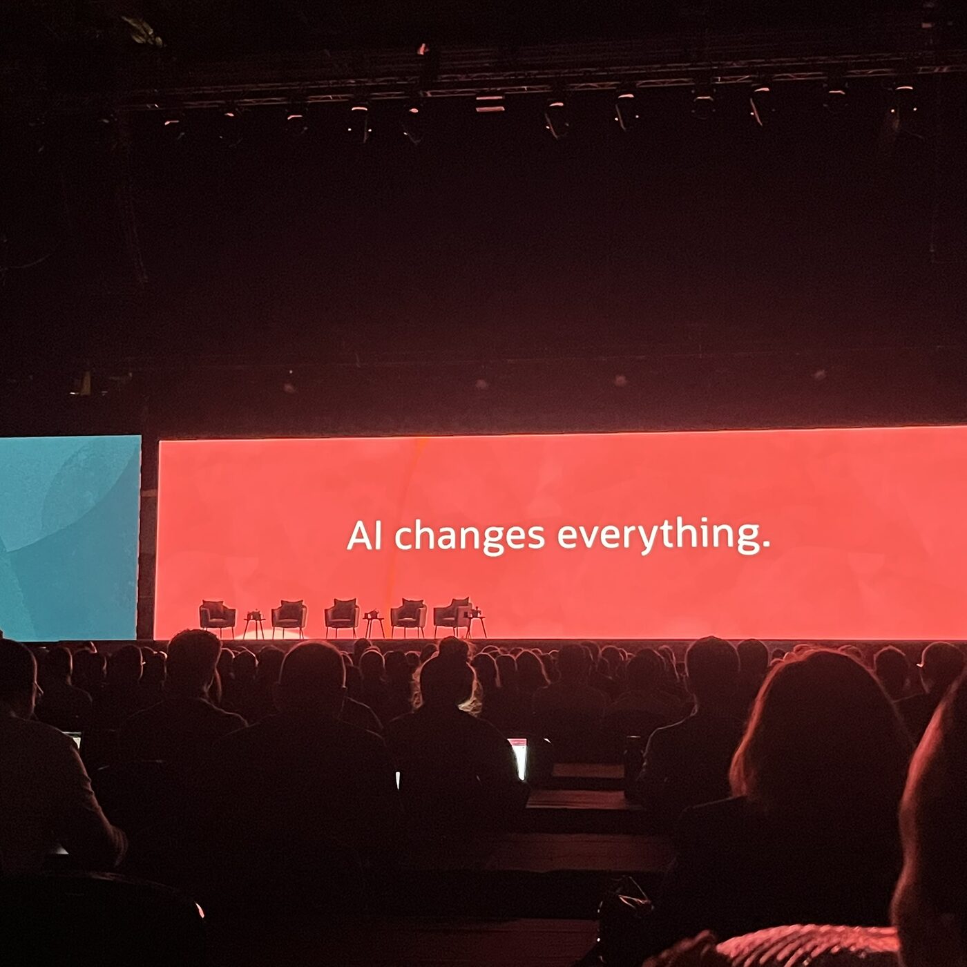 „AI changes everything" · Oracle